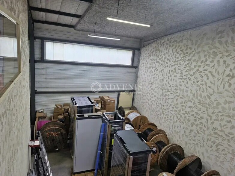 Flex in Chassieu for lease - Building Photo - Image 3 of 7