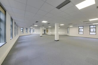 Office in Rueil-Malmaison for lease Interior Photo- Image 1 of 5