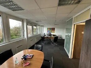 Flex in Louvres for lease Interior Photo- Image 2 of 4