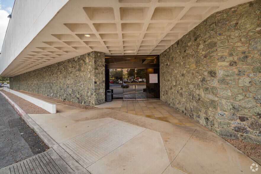 8601 Village Dr, San Antonio, TX à louer - Photo du bâtiment - Image 2 de 15