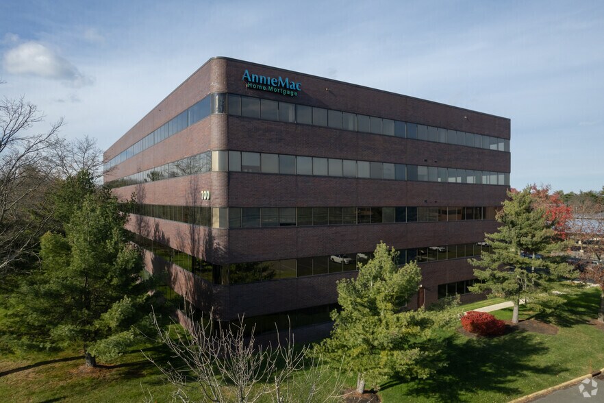 700 East Gate Dr, Mount Laurel, NJ à louer - Photo du bâtiment - Image 3 de 9