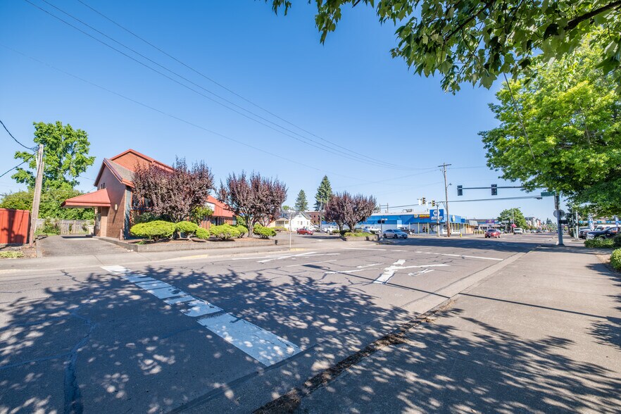 1010 S Main St, Lebanon, OR à louer - Photo du bâtiment - Image 3 de 31