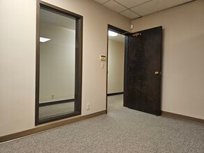 8565 SW Salish Ln, Wilsonville, OR for lease Interior Photo- Image 1 of 10