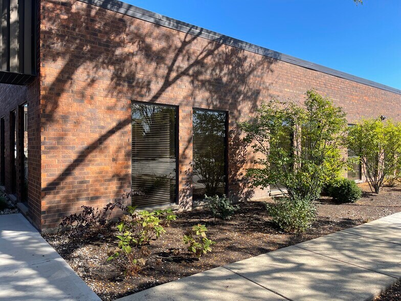 11 W College Dr, Arlington Heights, IL à louer - Photo du bâtiment - Image 2 de 4