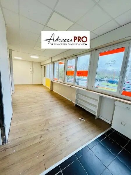 Retail in Mérignac for lease Interior Photo- Image 1 of 3