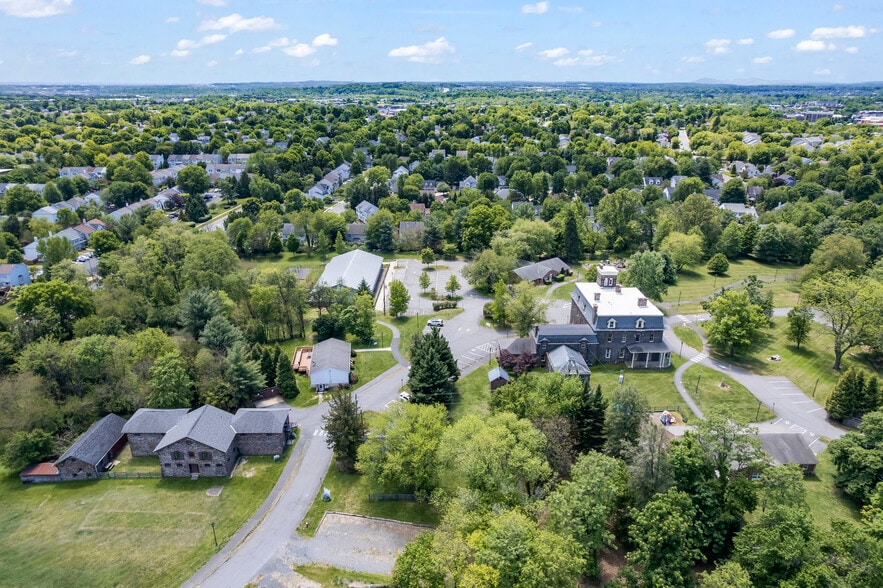 601 Catoctin Cir NE, Leesburg, VA à louer - Photo du bâtiment - Image 1 de 50