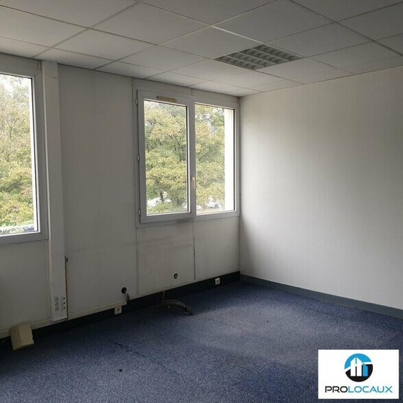Flex in Meylan for lease - Interior Photo - Image 2 of 9