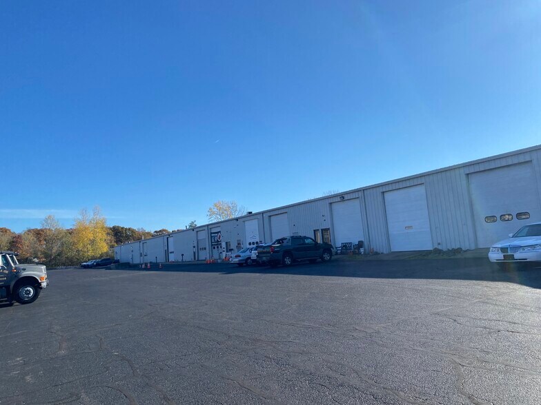 66 Commercial Way, East Providence, RI à vendre - Photo du bâtiment - Image 1 de 1
