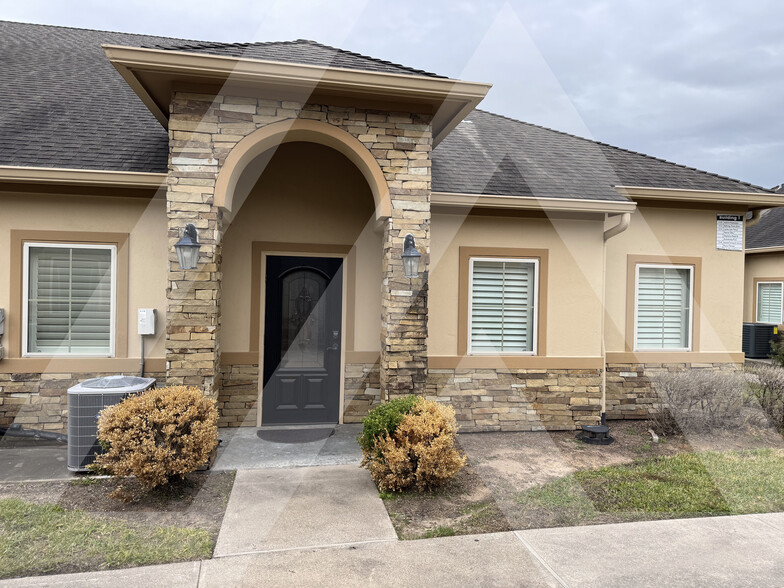 12234 Shadow Creek Pkwy, Pearland, TX for lease - Building Photo - Image 1 of 8