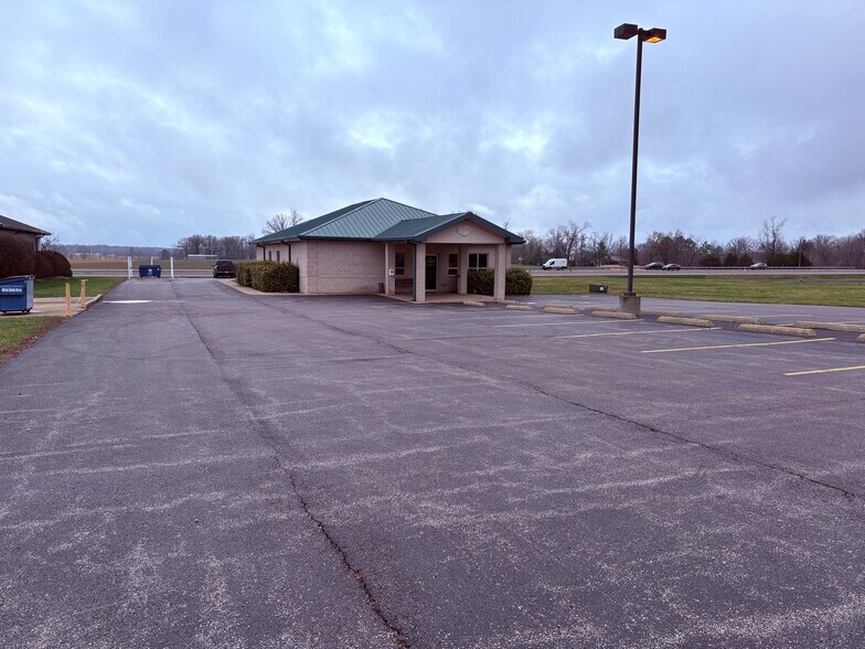 404 Rushing Dr, Herrin, IL à vendre - Photo du bâtiment - Image 2 de 13