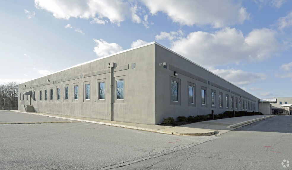 11800 Tech Rd, Silver Spring, MD à louer - Photo du bâtiment - Image 3 de 6