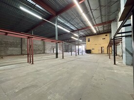 8k Warehouse + Optional 2,500 SF Land - Entrepôt