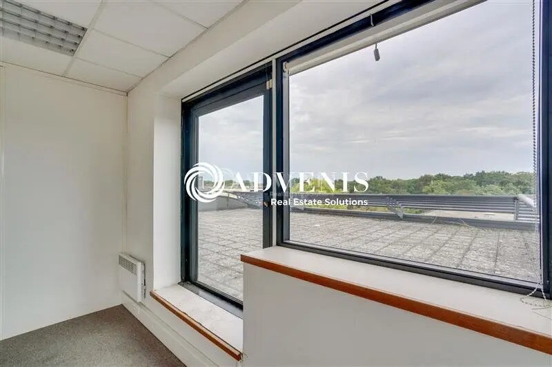 Office in Champs-sur-Marne for lease - Interior Photo - Image 3 of 10