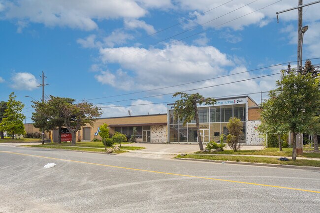 Plus de détails pour 36-40 Milvan Dr, Toronto, ON - Industriel à vendre