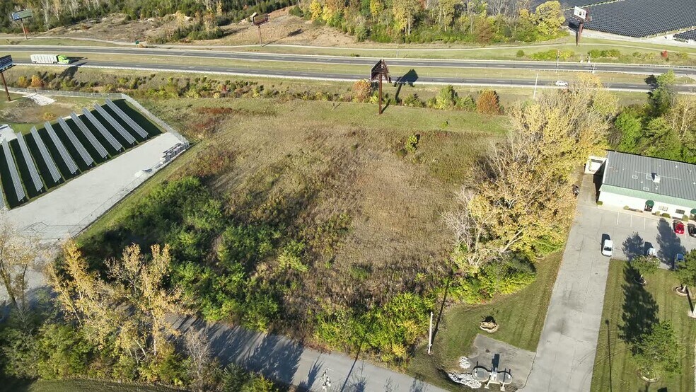 650 Commerce Rd, Richmond, IN à vendre - Vidéo sur l’inscription commerciale - Image 2 de 5