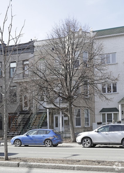 239-243 Boul Saint-Joseph O, Montréal, QC à vendre - Photo du bâtiment - Image 2 de 2