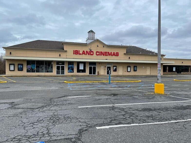 1600 Montauk Hwy, Mastic, NY à louer - Photo du bâtiment - Image 2 de 7