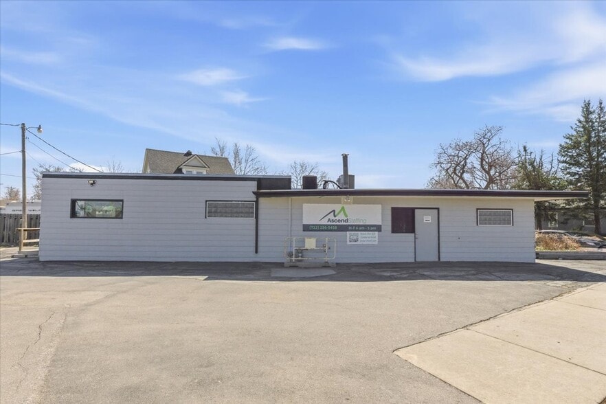 1824 2nd Ave, Council Bluffs, IA for lease - Building Photo - Image 2 of 32