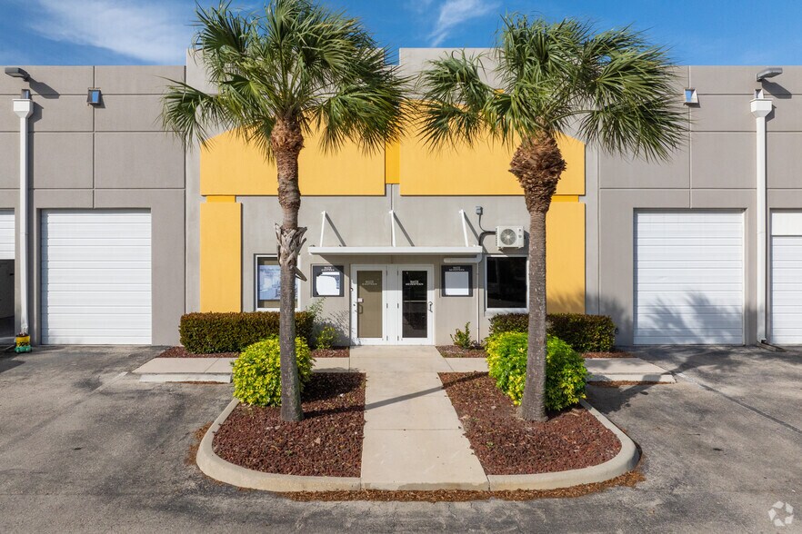12811 Commerce Lakes Dr, Fort Myers, FL à louer - Photo du bâtiment - Image 3 de 10