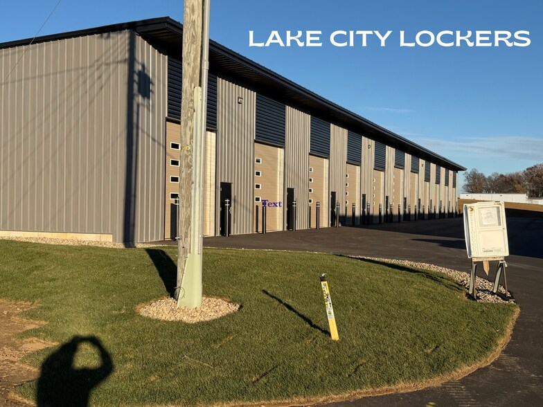 2490 Rainbow Dr, Warsaw, IN à vendre - Photo du bâtiment - Image 2 de 9