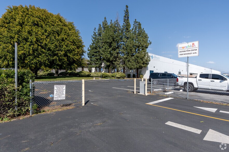 7800 Woodley Ave, Van Nuys, CA à louer - Photo du bâtiment - Image 2 de 7