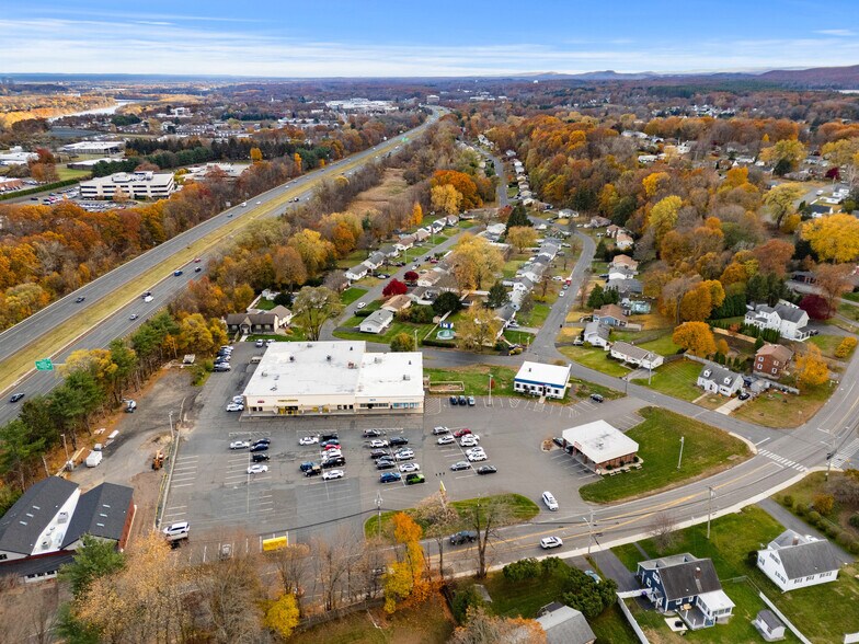 250 Westfield Rd, Holyoke, MA à vendre - Photo du bâtiment - Image 2 de 7