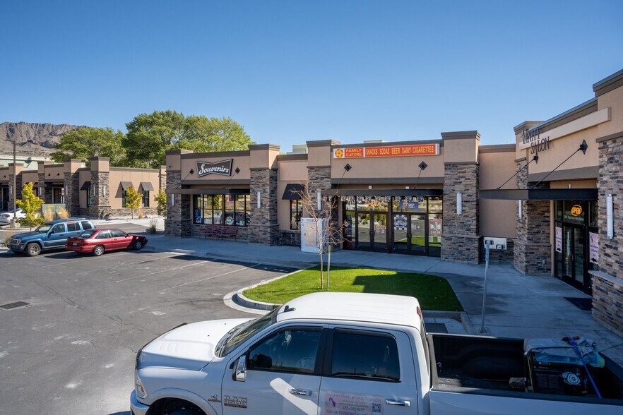 Bomarc Station portefeuille de 3 propriétés à vendre sur LoopNet.ca - Photo du bâtiment - Image 2 de 9