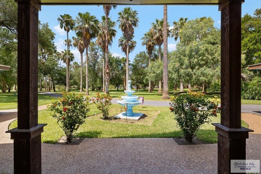 1 Frost Ln, San Benito, TX à vendre - Photo du bâtiment - Image 3 de 43