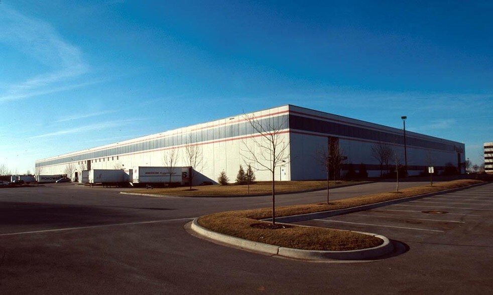 210 S Milwaukee Ave, Vernon Hills, IL à vendre - Photo du bâtiment - Image 2 de 3
