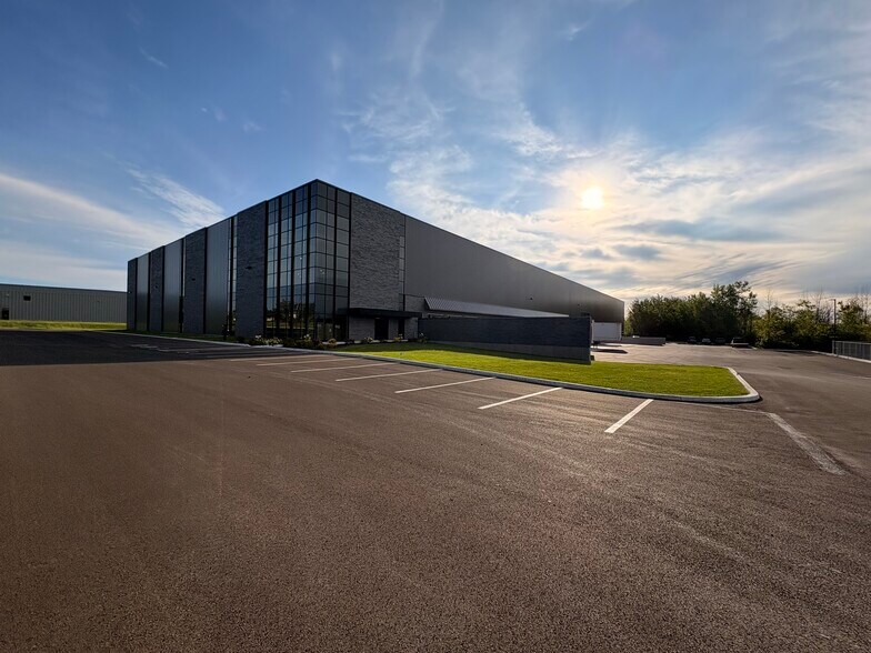 350 Rue Hans-Zimmerman, Châteauguay, QC à louer - Photo du bâtiment - Image 1 de 7