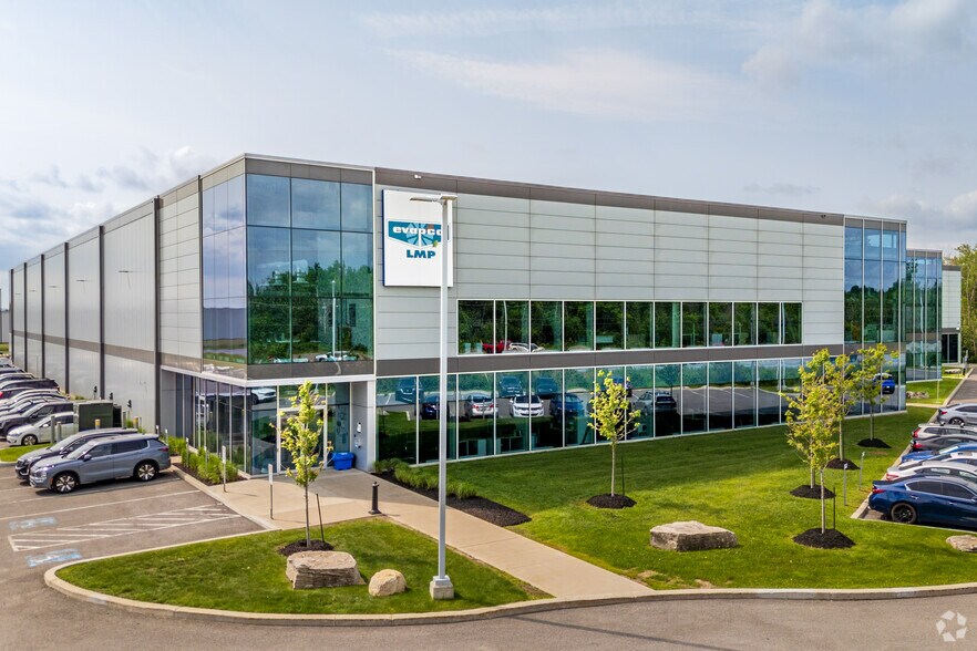 970-980 Pl Paul-Kane, Laval, QC à louer - Photo du bâtiment - Image 2 de 8