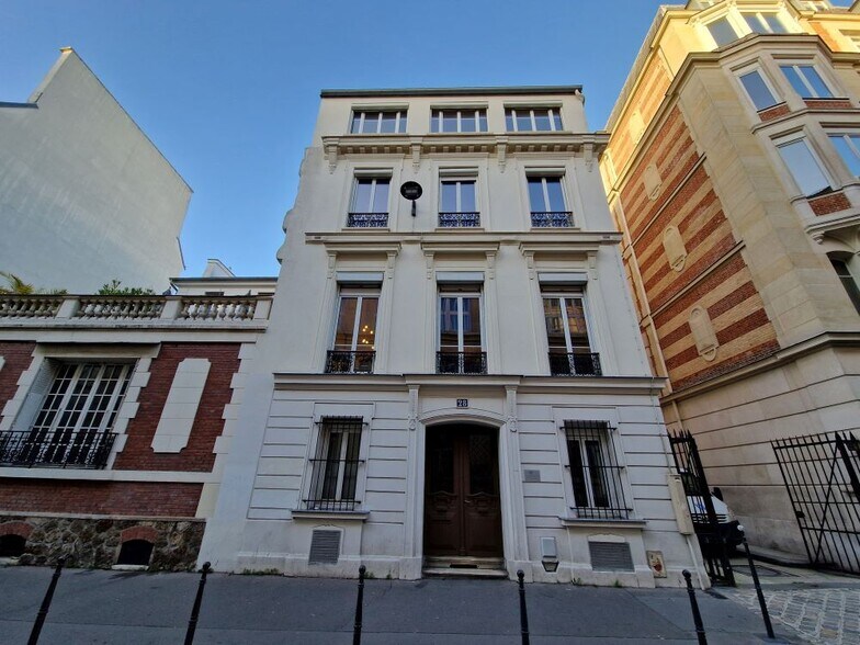 28 Rue Des Petits Hôtels, Paris for lease - Building Photo - Image 1 of 7
