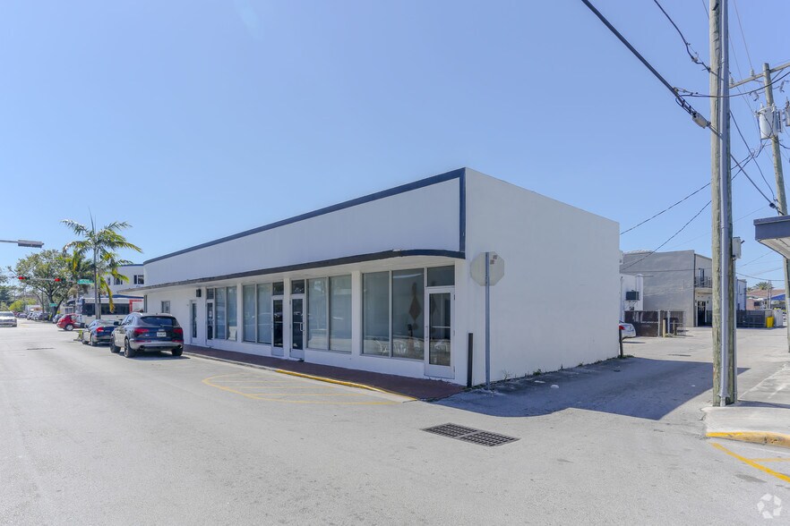 689-693 NE 125th St, North Miami, FL à louer - Photo du bâtiment - Image 3 de 4