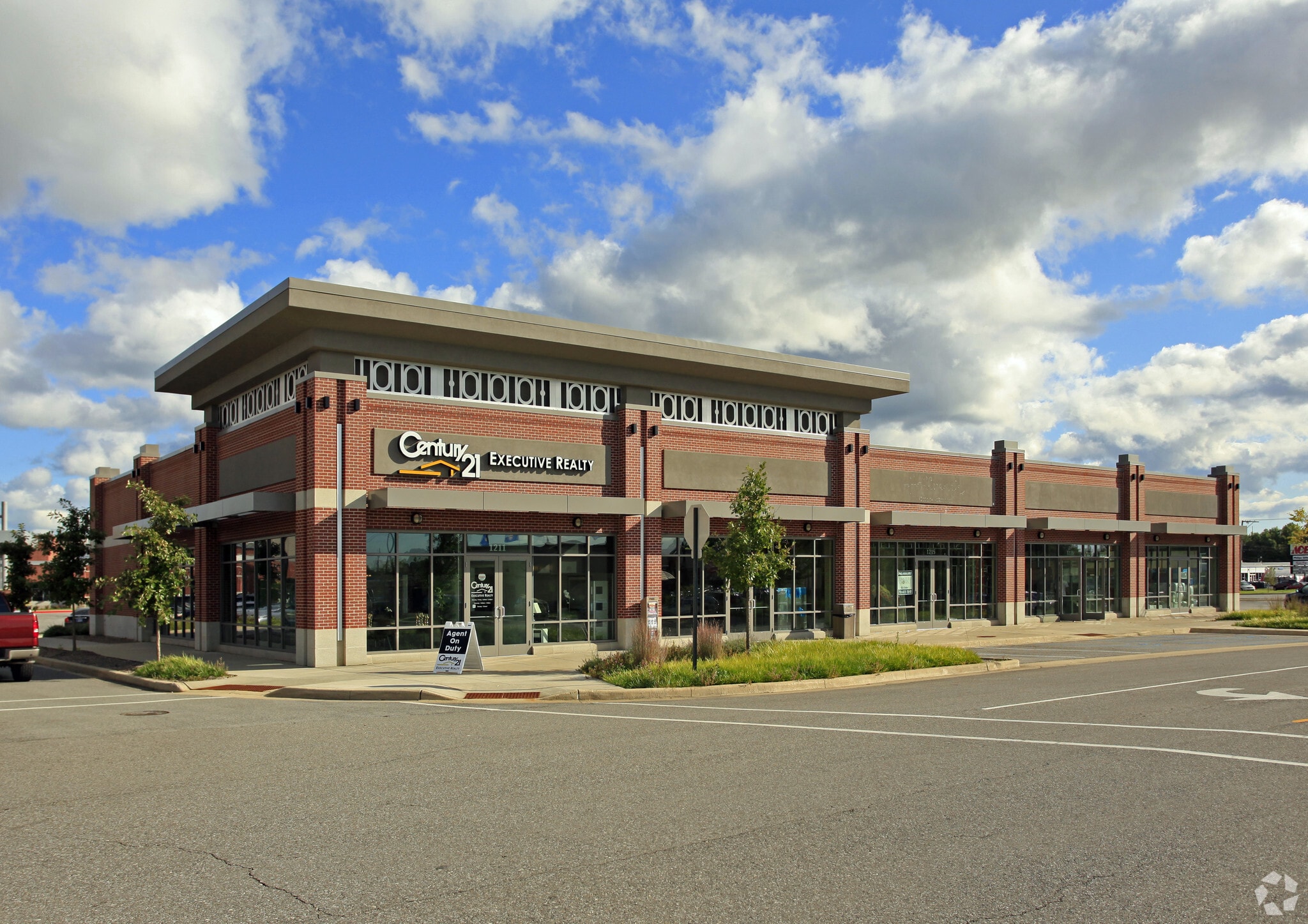 1211-1231 Cumberland Ave, Valparaiso, IN for lease Building Photo- Image 1 of 9