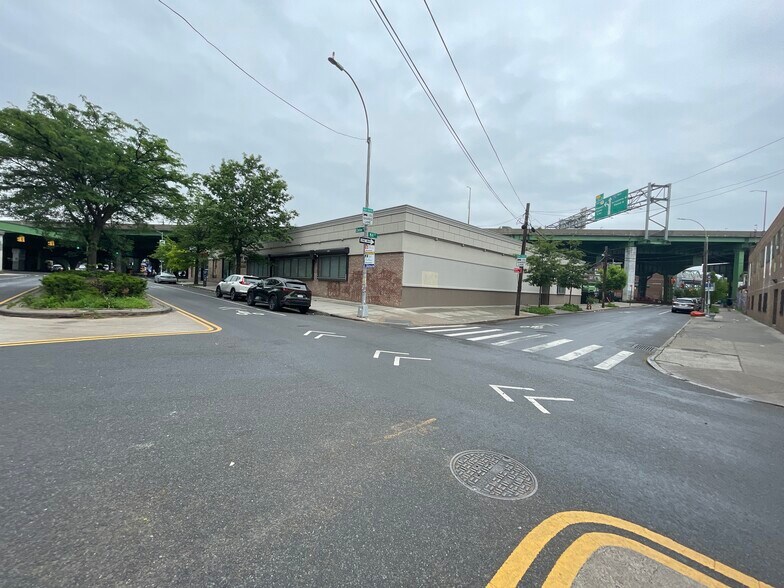 133 Mill St, Brooklyn, NY à louer - Photo du bâtiment - Image 1 de 8