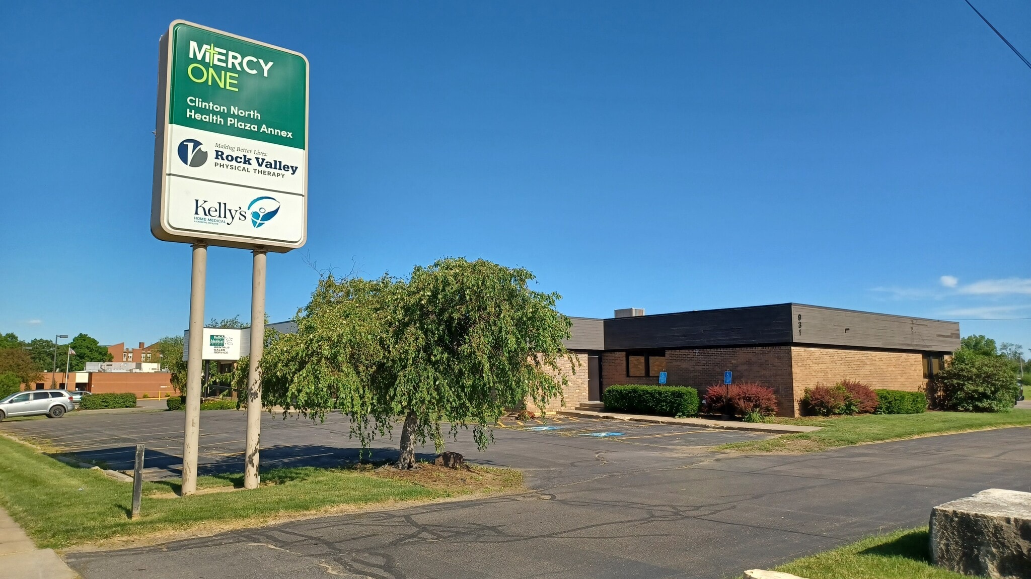 931 13th Ave N, Clinton, IA for lease Building Photo- Image 1 of 8