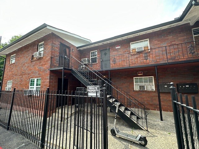 695 Cameron M Alexander Blvd NW, Atlanta, GA à vendre - Photo du bâtiment - Image 2 de 7
