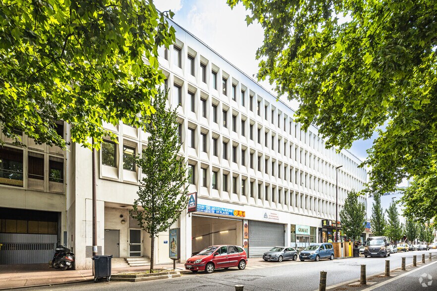 Coworking Space in Charenton-le-Pont for lease - Building Photo - Image 1 of 1
