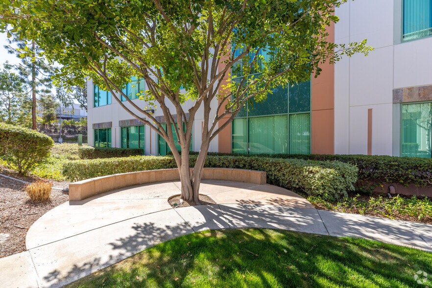 10801 Thornmint Rd, San Diego, CA à louer - Photo du bâtiment - Image 3 de 8