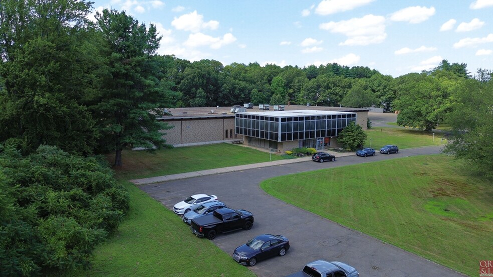 7 Johnson Ave, Plainville, CT à vendre - Photo du bâtiment - Image 2 de 10