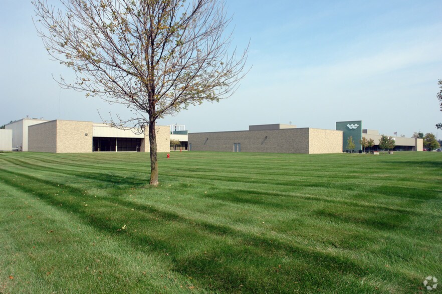 33737 W 12 Mile Rd, Farmington Hills, MI à louer - Photo du bâtiment - Image 2 de 14