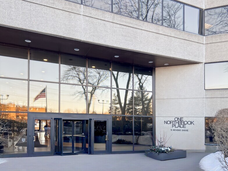 5 Revere Dr, Northbrook, IL à louer - Photo du bâtiment - Image 3 de 11