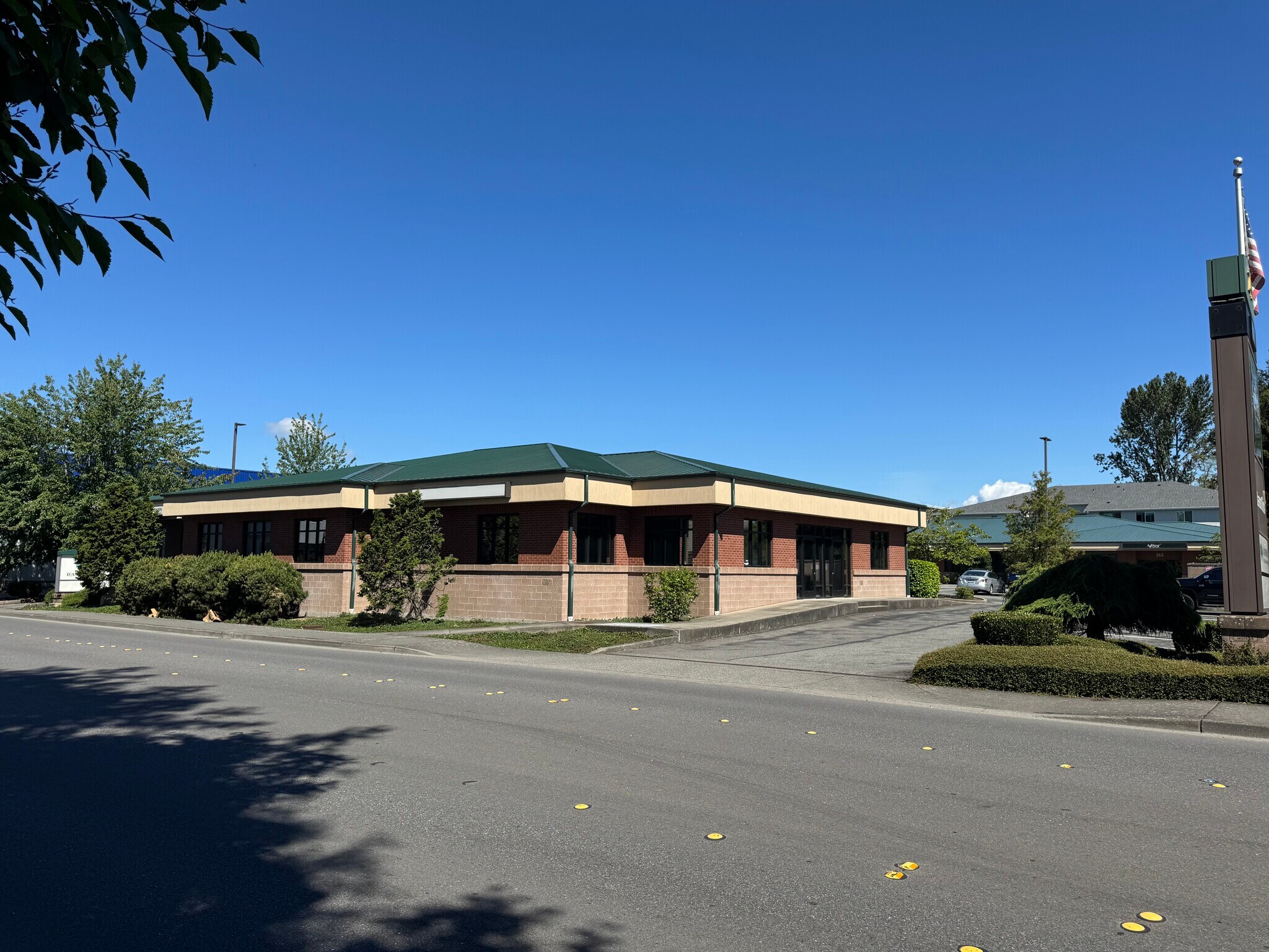 195-215 E George Hopper Rd, Burlington, WA à louer Photo du bâtiment- Image 1 de 2