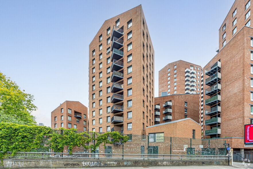 18 Gillender St, London for sale - Primary Photo - Image 1 of 4