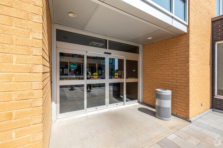 6455 Rue Doris-Lussier, Boisbriand, QC à vendre - Photo du bâtiment - Image 2 de 4