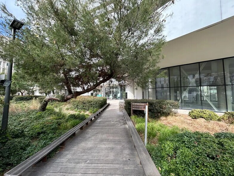 Office in Marseille for lease - Building Photo - Image 3 of 7