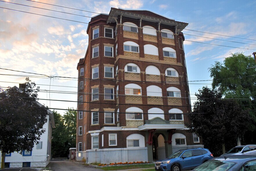 99 Oak St, Binghamton, NY à vendre - Photo du bâtiment - Image 2 de 11