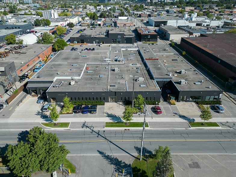 212-216 Norseman St, Toronto, ON à louer - Photo du bâtiment - Image 1 de 3