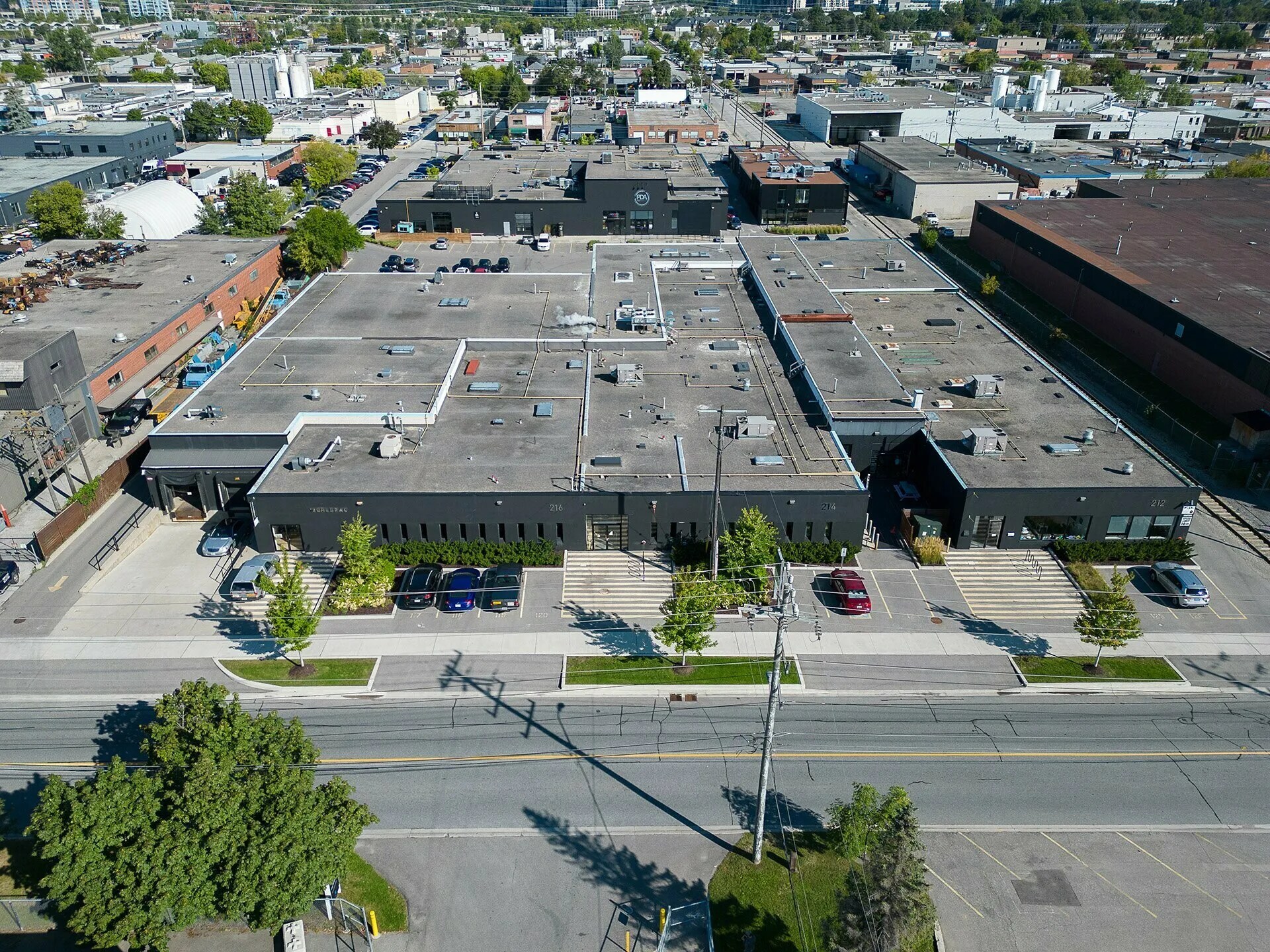 212-216 Norseman St, Toronto, ON à louer Photo du bâtiment- Image 1 de 4
