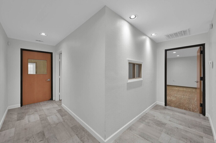 12001 Fm 3083 Rd, Conroe, TX à vendre - Photo du bâtiment - Image 2 de 8